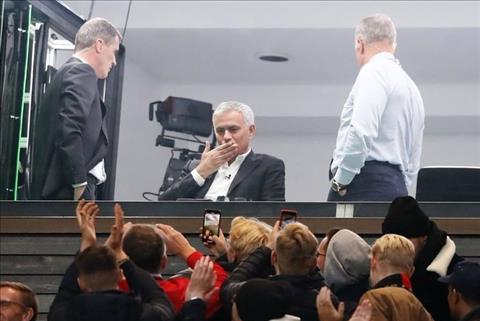 Ra đi trong thất bại, Người đặc biệt Mourinho vẫn được fan MU đón chào