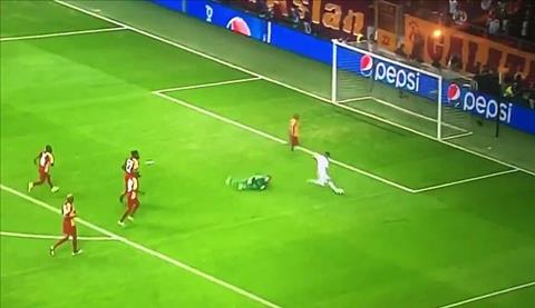 Rê qua thủ môn, tiền vệ Eden Hazard vẫn sút ra ngoài hình ảnh