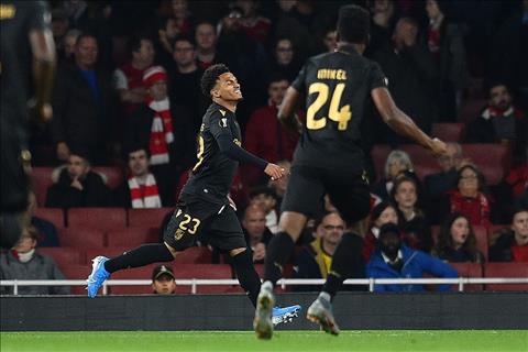Arsenal 3-2 Guimaraes Cú đúp siêu phẩm đá phạt của Pepe giúp Pháo thủ thắng ngược đỉnh cao hình ảnh 2