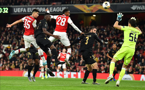 Arsenal 3-2 Vitoria Van Persie chê Emery không khá hơn Wenger hình ảnh