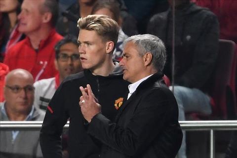 Tiền vệ trẻ Scott McTominay và HLV Jose Mourinho hình ảnh