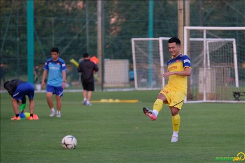 Ảnh: Hoàng Thịnh tươi cười trong buổi tập của tuyển Việt Nam