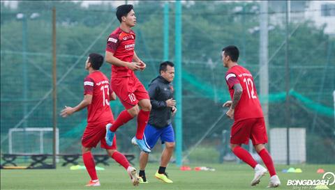 Cong Phuong duoc tung ra san trong tran dau voi DT Thai Lan nhung de lai noi that vong, cung nhu gay nhieu tranh cai sau cu sut truot bong.