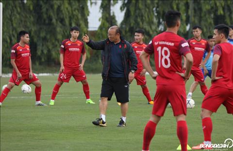 ẢNH: Tức giận vì ĐT Malaysia đến sớm, thầy Park cấm cửa giới truyền thông