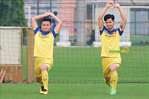 VIDEO: Công Phượng “đắm đuối” với Quang Hải trước thềm đấu UAE