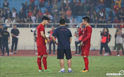 Sau tran dau, Cong Phuong va Quang Hai nan lai san de trao doi ve tran dau vua qua.