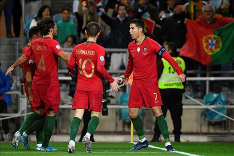 Siêu sao Cristiano Ronaldo lập hat-trick dập chỉ trích hình ảnh