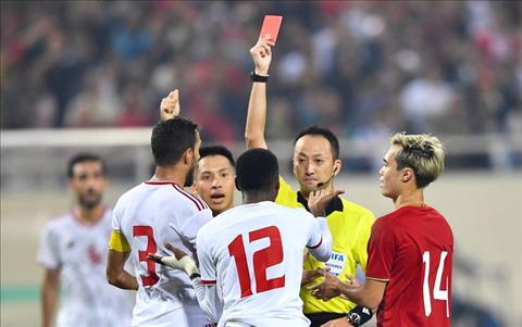 Video: Pha ăn thẻ đỏ của cầu thủ UAE sau khi phạm lỗi với Tiến Linh
