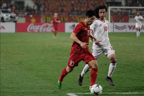 “Học” Quang Hải rê dắt, Công Phượng “múa lửa” trước hàng thủ UAE và cái kết