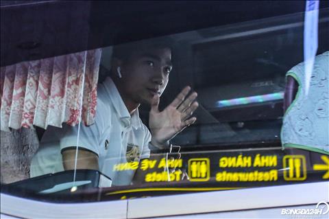 Chanathip Songkrasin vay tay chao NHM Thai Lan khi buoc len xe.