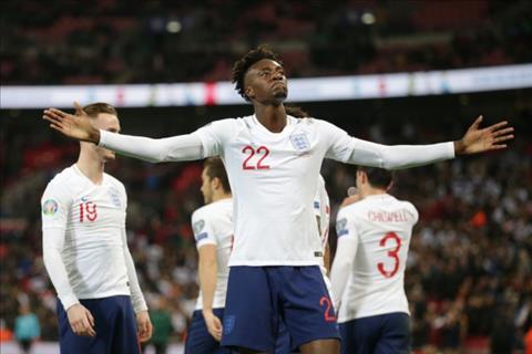 Didier Drogba chúc mừng Tammy Abraham sau bàn thắng cho ĐT Anh hình ảnh