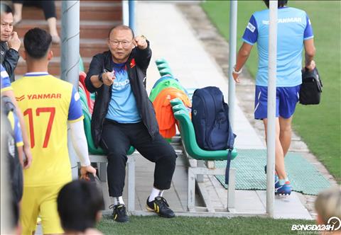 HLV Park Hang Seo ôm đầu trầm ngâm trước trận gặp Thái Lan hình ảnh