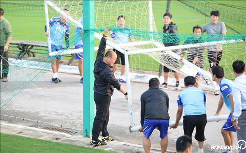 HLV Park Hang Seo ôm đầu trầm ngâm trước trận gặp Thái Lan hình ảnh