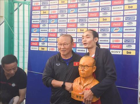 HLV Park Hang Seo được tạc tượng trước trận đấu với ĐT Thái Lan hình ảnh