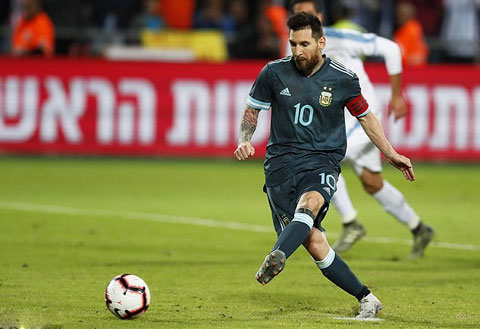 Nhu thuong le, Messi lai la cuu tinh cua Argentina