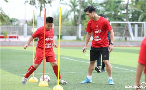 Cong Phuong trong vai tro dai su thuong hieu Air Asia bay to hy vong duoc truyen cam hung den the he tre va huong dan ho tren con duong tro thanh nha vo dich tuong lai.