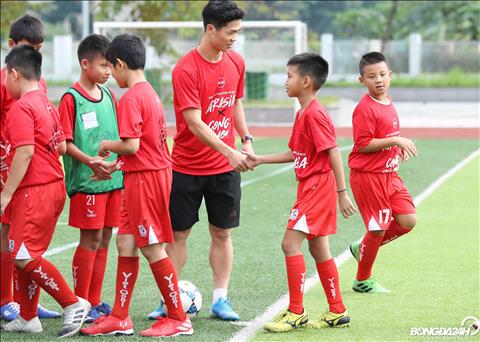 Cong Phuong da lan toa tinh than cua nha vo dich den cac cau thu nhi.