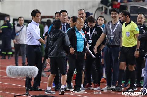 Trợ lý thầy Park tiết lộ quanh vụ khiêu khích của HLV thủ môn Thái Lan