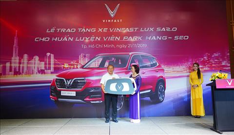 VINFAST tặng xe LUX SA2.0 phiên bản cao cấp cho HLV Park Hang-Seo