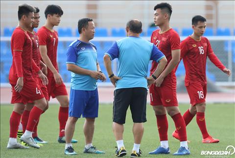 ẢNH: Thầy Park gọi học trò ra dặn riêng trong buổi tập cuối của U22 Việt Nam