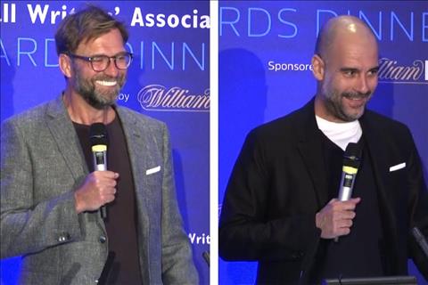 VIDEO: Cà khịa Klopp vui vẻ trên sân khấu, Pep đề nghị đổi cup