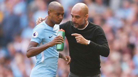 Pep tiết lộ bất ngờ về vị trí trung vệ của Man City