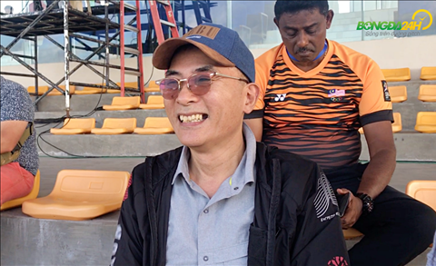 Fan Hàn Quốc tới cổ vũ thầy trò Park Hang Seo gặp Lào