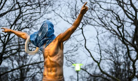 Ibrahimovic bị khủng bố, đốt tượng ở quê nhà