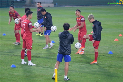 VIDEO: Văn Toàn tập khống chế bóng bằng đầu