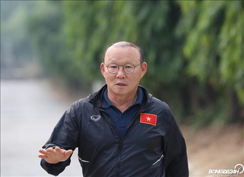 ẢNH: HLV Park Hang Seo - Sáng ký hợp đồng, chiều tươi rói ra sân tập
