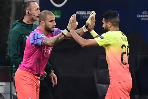 Thủ môn Kyle Walker bị đồng đội Man City lôi ra làm trò cười