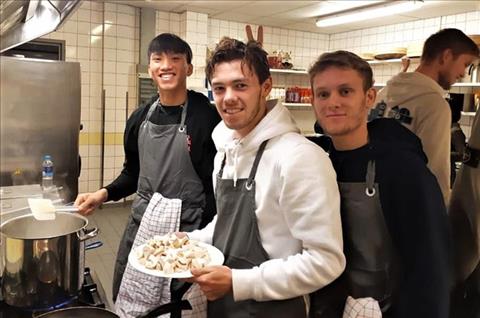 Đoàn Văn Hậu học nấu ăn tại CLB Heerenveen