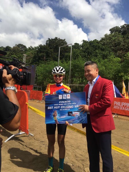 Lanh dao doan TTVN thuong nong cho Nhu Quynh sau khi dem ve HCV dau tien cho TTVN o SEA Games 2019
