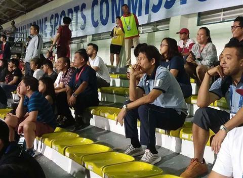 HLV Nishino lộ vẻ mặt đăm chiêu khi theo dõi trận Việt Nam - Indonesia