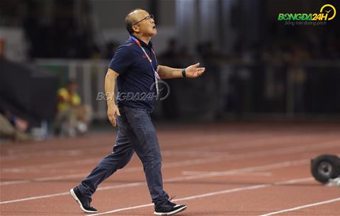 VIDEO: Phản ứng cực gắt, HLV Park Hang Seo nhận thẻ đỏ