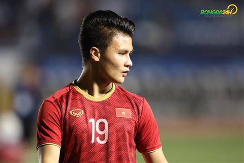 Quang Hai khoi dong truoc tran U22 Viet Nam vs U22 Indonesia chung ket SEA Games 30