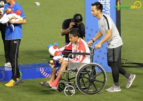 Đã rõ chấn thương của ‘Messi Vạn đảo’ sau va chạm với Đoàn Văn Hậu