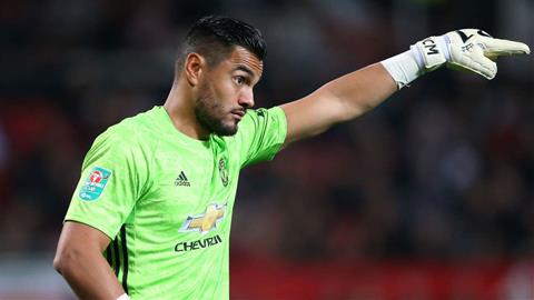 Thủ môn Sergio Romero bị CĐV MU trách móc vì ... bắt quá hay