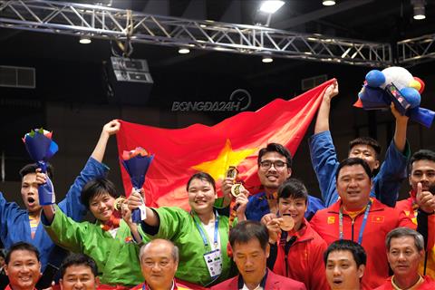 Chùm ảnh: Tưng bừng giành vàng, đoàn Kurash ăn mừng cực kỳ độc đáo