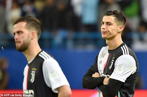 Cristiano Ronaldo rẻ rúng tấm huy chương bạc trận thua Siêu Cúp Ý hình ảnh