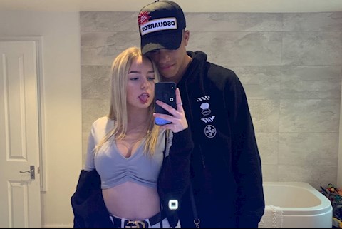 Sao trẻ MU khoe bồ sở hữu vòng 1 cực khủng