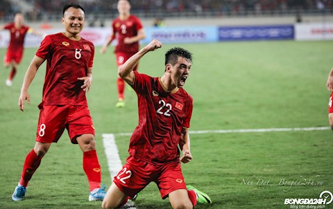 Tien Linh an mung ban thang duy nhat ghi duoc giup DT Viet Nam vuot qua DT UAE voi ti so 1-0, qua do gianh ngoi dau bang tai vong loai World Cup 2022.