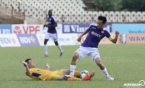 Van Quyet co hanh dong khong dep khi dap vao dau goi Dinh Dong trong tran dau giua SLNA 0-1 Ha Noi tai vong 24 V-League 2019. Van Quyet sau do nhan an treo gio 2 tran.