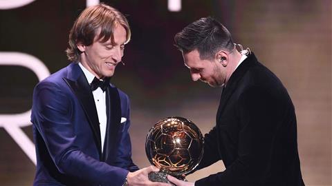 Modric chúc mừng Messi, nhắc khéo Ronaldo sau lễ trao giải QBV hình ảnh