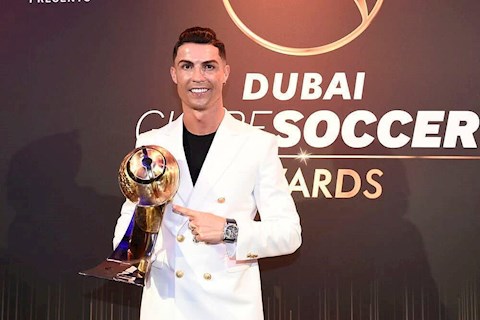 Cristiano Ronaldo khoe trang sức trị giá 19 tỷ đồng tại sự kiện ở Dubai