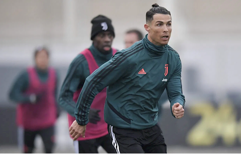 CR7 chào năm mới với kiểu đầu hài hước