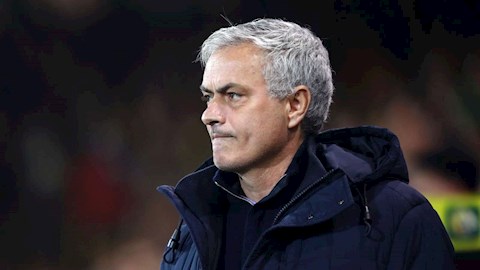 Mourinho tức điên người vì học trò quá lùn