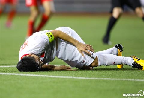 Không chỉ Quang Hải, cầu thủ Singapore dính chấn thương ghê rợn hình ảnh