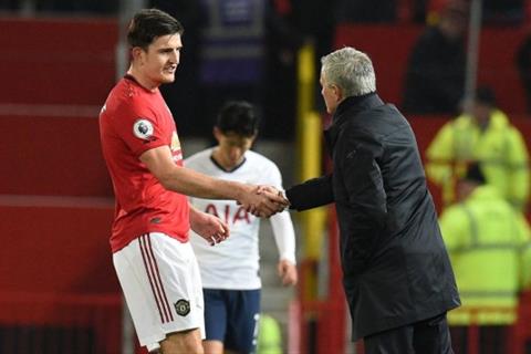 Mourinho tro chuyen voi Lindelof