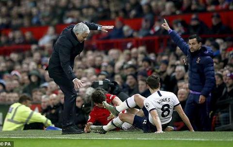 Mourinho “được” sao MU chào đón trở lại bằng một pha… đốn giò